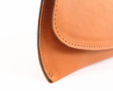 [Saddle Tan/Navy] Pommel Clutch edge close up